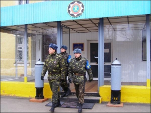 13 лютого солдати постово-патрульної служби Полтавського зонального відділу військової служби правопорядку Сергій Коваленко (справа), Віталій Самусенко (посередині) та Ілля Маньков (зліва) ідуть на чергування. Вони служать за контрактом перший рік