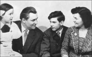 Володимир Щербицький з донькою Ольгою, сином Валерієм і дружиною Радою Гаврилівною