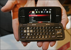 Мобільний телефон ”LG Вояжер” має клавіатуру, як на комп’ютері. На ньому зручно грати в ігри