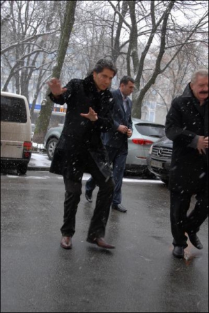 На пресс-конференцию в Киеве Авраам Руссо пришел с двумя охранниками