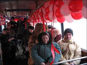 Для поездки на троллейбусе Михаил Прошукало и Лариса Радченко (на переднем плане справа) приехали в Чернигов из села Выбли Куликивского района