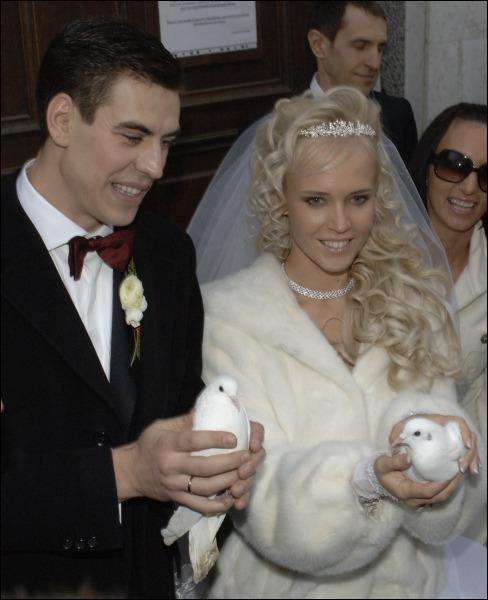 14 февраля 2008 года Дмитрий Дюжев женился на Татьяне Зайцевой