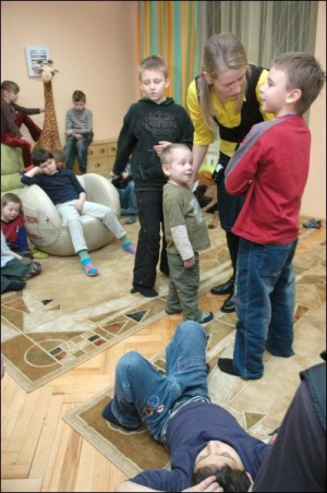 Администратор детского центра реабилитации на ул. Порика Ирина Прудько разнимает двух мальчиков. Они подрались в игровой комнате