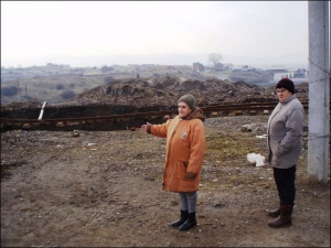 Клара Кондра и Магдалина Фирхмаер возле воронки, образовавшейся 1 февраля. Над провалом оказался железнодорожный путь