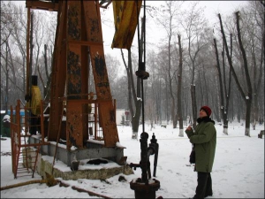 В Бориславе круглосуточно качают нефть даже на территории городского парка