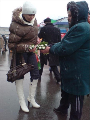 Жителька Алушти Ольга Лисова (праворуч) торгує пролісками біля столичної станції метро Лівобережна. Каже, що квіти вирощує на грядці перед будинком
