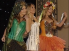 Танцовщица Елена Шоптенко, певица Камалия та певица Наталия Валевская демонстрируют костюмы во время показа карнавальной коллекции от украинских дизайнеров 