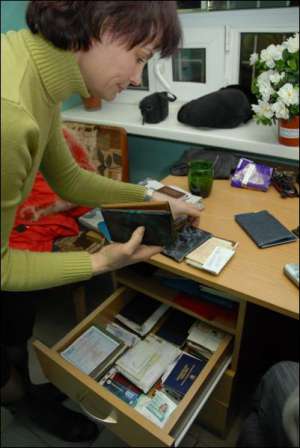Работница бюро находок в метро Тамара Колч показывает ящик с утерянными паспортами и удостоверениями личности