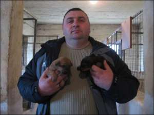 Основатель приюта для бездомных животных хмельниччанин Александр Мазурук с двумя своими самыми маленькими подопечными. Фото сделано внутри приюта