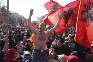 У центрі Приштини, столиці Косово, місцеві албанці святкують проголошення незалежності