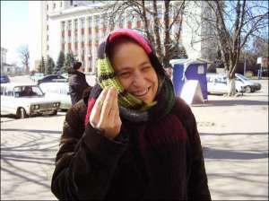 Американка Наоми Умань на центральной площади города Умань на Черкащине