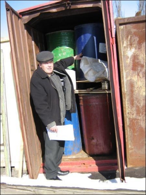 Начальник калинівської бази ”Облагрохім” Павло Бурлака перевіряє стан контейнерів із отрутохімікатами. Поруч можна стояти не більше 20–30 хвилин. Через сморід з’являється гіркота в горлі