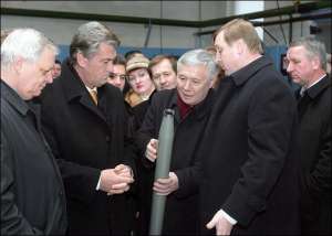 Виктор Ющенко (слева) и Юрий Ехануров (по центру) во время посещения президентом Павлоградского химического завода в Днепропетровской области