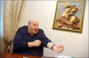 Над робочим столом Михайла Бродського висить гобелен із зображенням Наполеона