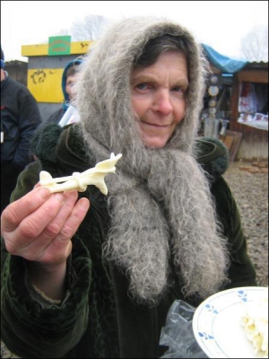 Ганна Грепіняк із села Річка Косівського району Івано-Франківської області торгує цукерками-іграшками на Косівському базарі. Каже, що солоні фігурки з сиру можуть зберігатися 20 років