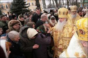 Владика Амвросій благословляє віруючих поблизу Троїцького собору в Чернігові