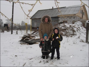 В селе Выхвостив Городнянского района Анна Курин с сыновьями возле дома, который ее семья купила на деньги сельхозпредприятия