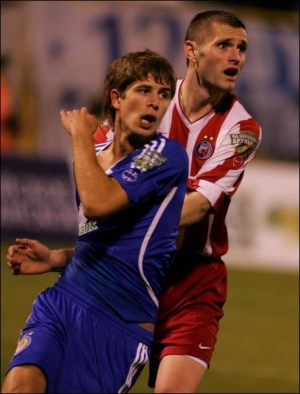 Артем Кравец (слева) в матче против сербской ”Црвени Звезди” на Кубке Первого канала. Своей игрой на турнире он доволен