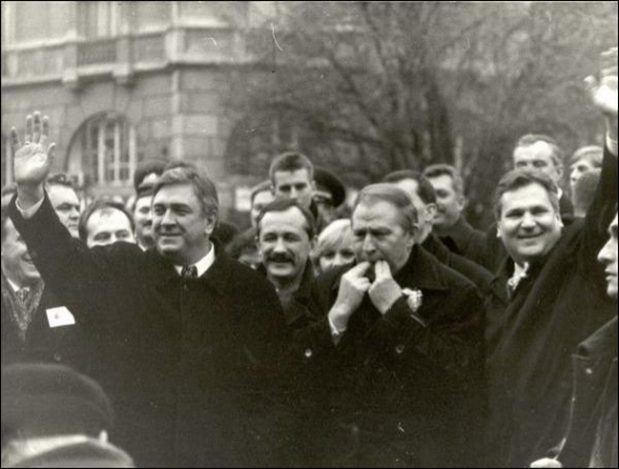 Губернатор Львовщины Михаил Гладий (слева, поднял руку) с президентом Украины Леонидом Кучмой (свистит) и Александром Квасневским (крайний справа) во Львове. За ними стоит тогдашний мэр города Василий Куйбида. Фото 1998 года