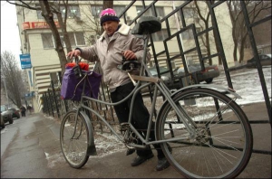 Киевлянин Владимир Хахель велосипед для самого высокого украинца Леонида Стадника делал 4 месяца. Говорит, потратил на него всего 50 гривен