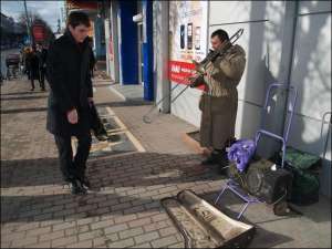 Трубач Григорій Антонюк 20 лютого стоїть навпроти Вінницького міськвиконкому. Перехожий, якого видно на фото, кинув йому п’ять гривень