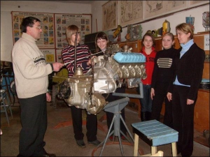 В чернобаевской школе №1 учитель автодела Михаил Горбонос показывает ученикам 10-Б устройство двигателя грузовика ГАЗ-53