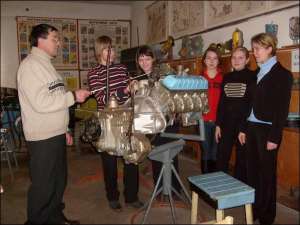 У чорнобаївській школі №1 учитель автосправи Михайло Горбонос показує учням 10-Б будову двигуна вантажівки ГАЗ-53