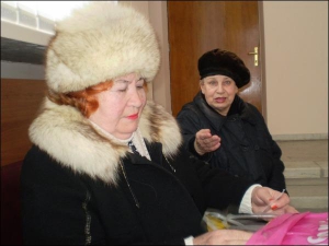 Полтавчанки Татьяна Дьяченко (слева) и Вера Савлучинская ждут губернатора Валерия Асадчева. Женщин не предупредили, что прием перенесен с 10.00 на 14.00