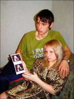 Кременчужанка Анна Агафонцева с мужем Антоном показывает снимки своей дочки в утробе. Ребенку 30 недель и 4 дня. Мать и младенца врачи называли абсолютно здоровыми