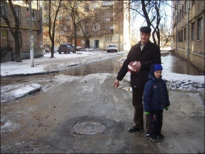 Житель Рыбальского острова Сергей Марченко, 34 года, вышел гулять на улицу с 5-летним сыном Дмитрием благодаря морозной погоде. Тогда, говорит мужчина, улицы не воняют нечистотами