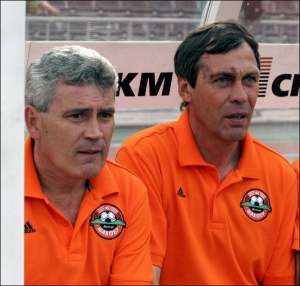 Тренеры донецкого ”Шахтера” Николай Федоренко (слева) и Валерий Рудаков. 17 июня 2007 года