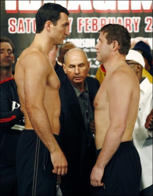 Володимир Кличко (ліворуч) та Султан Ібрагімов перед зважуванням. У ніч на 24 лютого о 4 ранку боксери проведуть об’єднувальний бій за звання чемпіона світу в суперважкій вазі