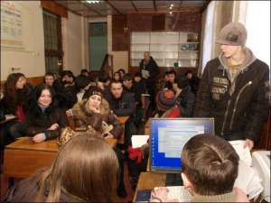 Консультант центра внешнего независимого оценивания знаний регистрирует выпускников в Харьковском текстильном техникуме