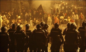Полиция пытается сдержать протестующих возле посольства США в сербской столице Белграде
