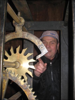 Годинник на Чернівецькій ратуші датований 1852 роком. Ілля Сосна каже, що за останні 10 років у ньому поміняли лише одну шестерню