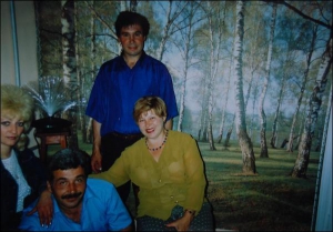 Столяр Роман Стасюк (стоит) с сестрой Ольгой (справа) и друзьями Светланой и Сергеем на праздник Успения Пресвятой Богородицы 2006 года в поселке Жвирка Сокальского района Львовской области