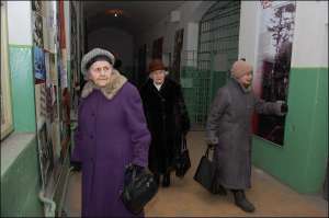 Стефания Вуйцик (справа) направляется к камере №20 во втором этаже тюрьмы на ул. Лонцкого во Львове. В 1947-м женщина провела в ней больше года