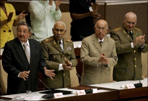 Рауль Кастро (ліворуч) прийшов на засідання парламенту не у військовій формі, як зазвичай, а в костюмі з краваткою. Праворуч від нього — новообрані віце-президенти Хуан Альмейда, Хосе Рамон Мачадо Вентура та Абелардо Коломе