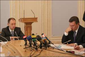 Виктор Янукович (справа) хочет, чтобы за постановление относительно НАТО голосовали руками. На фото слева — председатель Верховной Рады Арсений Яценюк