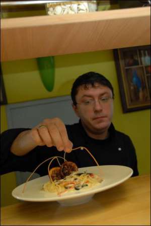 Шеф-консультант столичного ресторана ”Рукола” Михаэль Машкович готовит ”Спагетти Карбонара”. Порция стоит 58 гривен. К блюду советует подать сырой желток в половинке яичной скорлупы