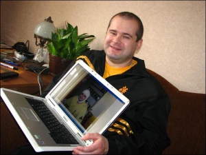 У Тернополі Віталій Кушнірик показує власне фото, зроблене під час лікування у Московському інституті нейрохірургії імені Бурденка