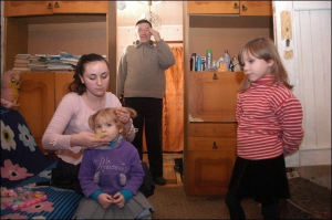 Киянин Олексій Раєвський, що мешкає на Жуковому острові, доглядає чотирьох прийомних дітей — зокрема, 14-річну Марину, 4-річну Марію, 6-річну Вікторію (на знімку — зліва направо)