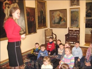 Науковий співробітник у п’ятому залі Вінницького художнього музею Олена Стьобало розповідає дітям про пейзаж та портрет