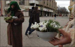 В центрі Івано-Франківська на Вічевому майдані на вихідних пенсіонери та підлітки продають перші весняні квіти
