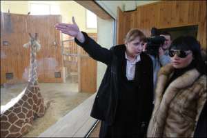 Новый директор зверинца Светлана Берзина (слева) демонстрирует Ирене Кильчицкой павильон с жирафами. Это пока единственный успешный пример меценатства в зоопарке. Компания ”Киевстар” содержит жирафов Эйса Бейса и Диджуса с  2004-го