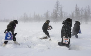Представители избирательных комиссий пробираются к селу в российской тундре на полуострове Ямал