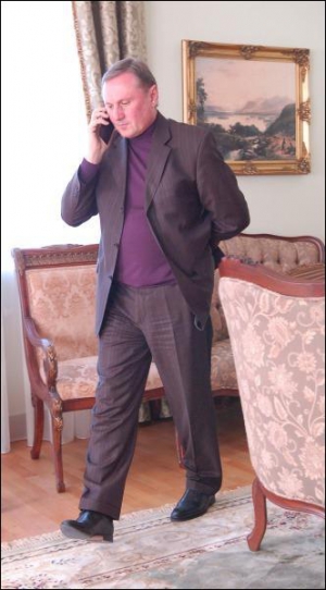 Александр Ефремов говорит кому-то по телефону, что во вторник нужно проконтролировать явку всех депутатов