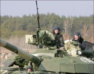 Виктор Ющенко в прошлую среду ездил на танке на военном полигоне недалеко от поселка Гончаровского, на Черниговщине 