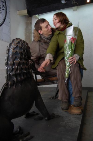 Львовянин Святослав Скальский со своей девушкой Марьяной на скамье влюбленных во львовской галерее ”Дзиґа”