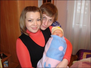 Майя Онищук та Олександр Доколов із донькою у своїй хмельницькій квартирі. Маленька Софійка щойно поїла і спить. Подружжя живе із батьками Майї